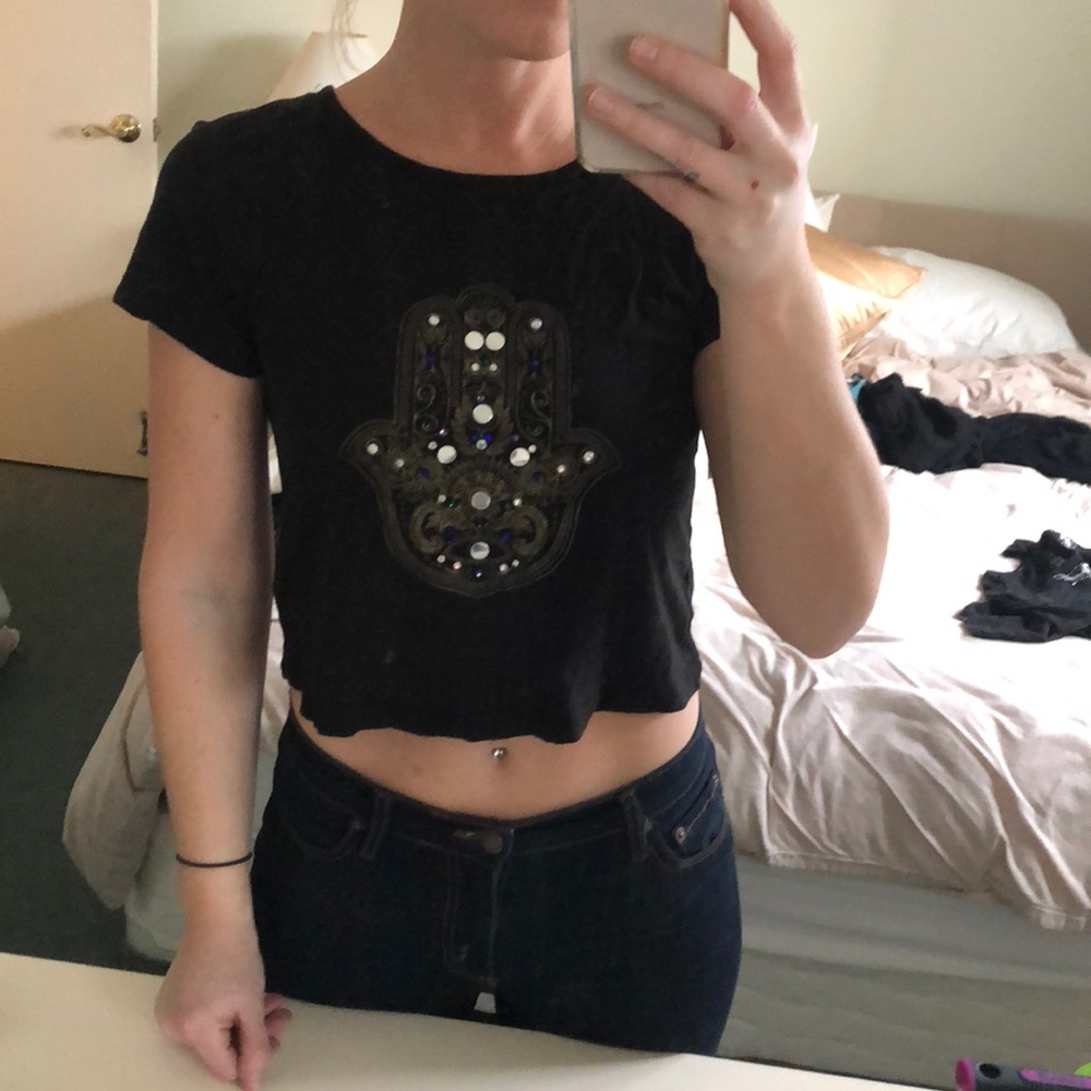 Cropped tee w/ beautiful design